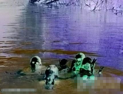 一家人游泳照片上竟然出现溺亡女孩 盘点诡异照片