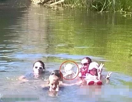 一家人游泳照片上竟然出现溺亡女孩 盘点诡异照片