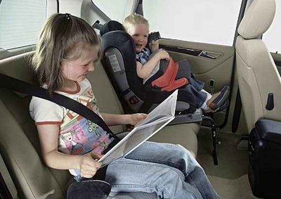 儿童可以坐副驾驶吗 小孩乘私家车应注意18点