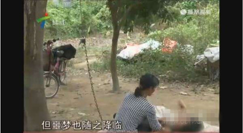 少女坐门口拉扯衣服诡异大笑 背后真相让人震惊