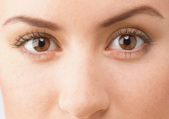 白眼球上有黄斑是怎么回事 如何治疗白眼球黄斑