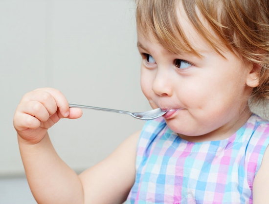 奶奶喂食方法导致2岁宝宝吐血 了解孩子的喂食禁忌