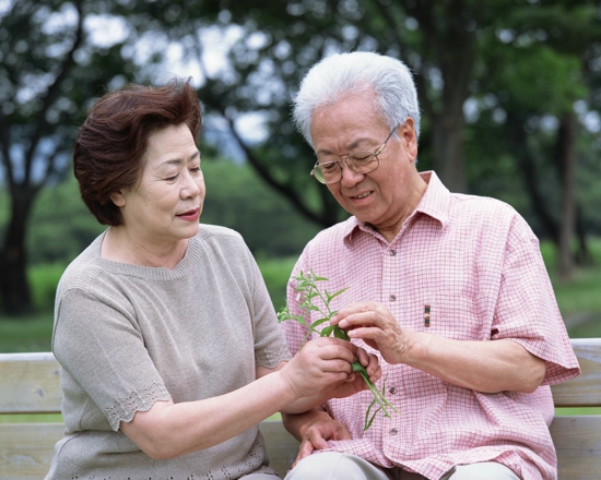 老年人手抖是怎么回事 老人手抖如何治疗