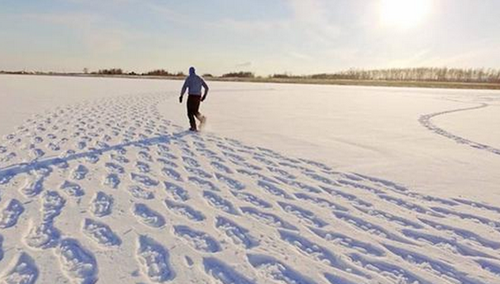 男子在雪地里做了什么 竟吓坏所有人(2)