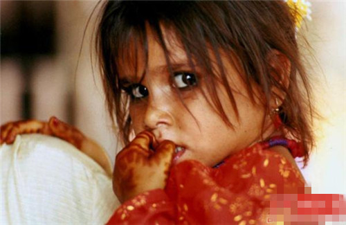 揭露全球童婚少女的悲惨生活 甚至沦为妓女