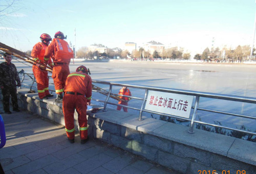 北京密云祖孙俩走冰面过河 冰面破裂落水双亡(2)