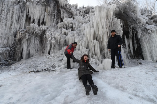 太原村民自制冰雪世界景区 百米冰瀑场面壮观(2)