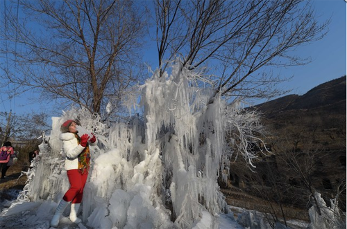 太原村民自制冰雪世界景区 百米冰瀑场面壮观(2)