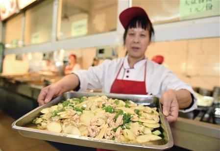 高校食堂再现奇葩“神菜” 苹果炒肉(3)