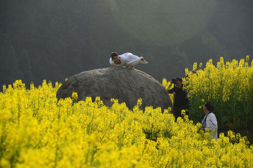 湖北大妈三峡大坝前练瑜伽秀身材引游客围观