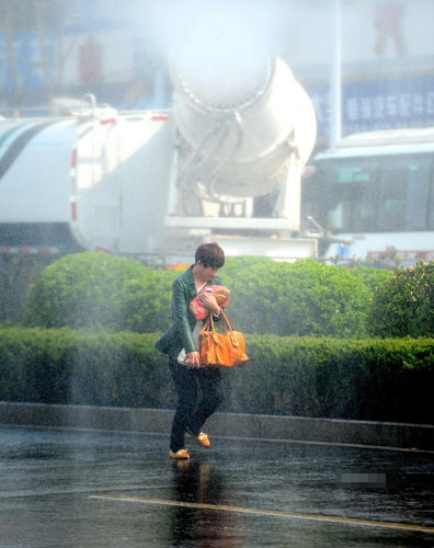 济南水炮车派上新用途：浇花 行人遭水淋(2)