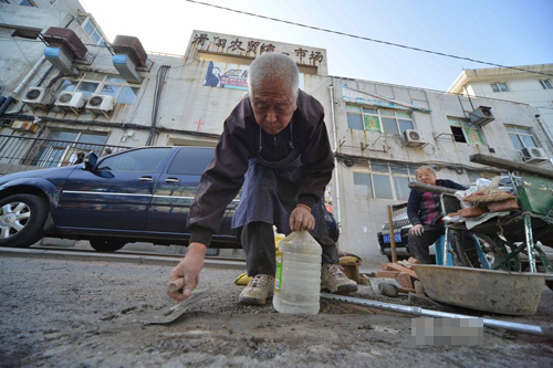 沈阳老两口年龄相加155岁 义务修路9年无论寒暑