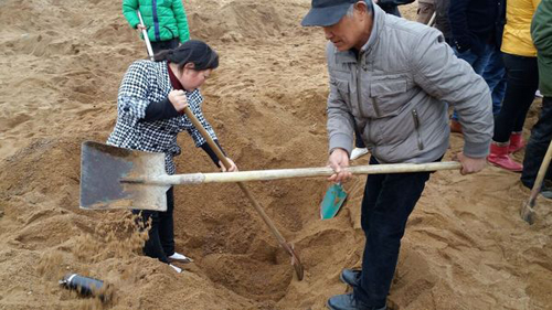 河南一河滩挖出“袁大头” 上百人持铁锹挖宝(4)