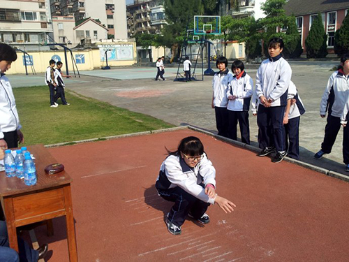 中考“神鞋”学生人手一双:立定跳远多跳两厘米(2)