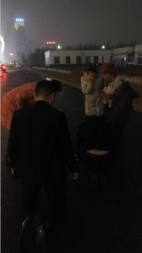 男子雨夜跪爬 称＂没完成业绩用跪爬惩罚自己＂