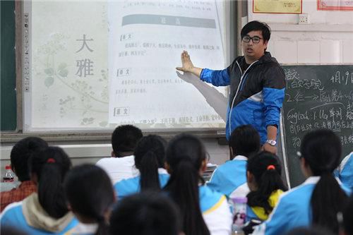 郑州一体育老师＂跨界＂教古文 圈了不少学生粉(2)