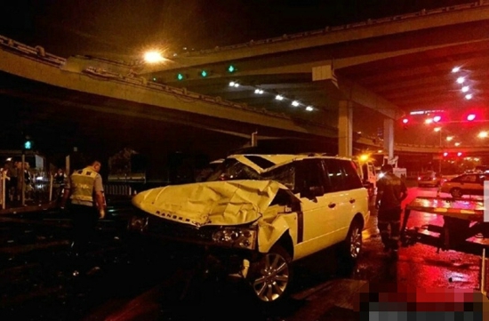 路虎撞破栏杆砸中行驶车辆 北京上演空中飞车 