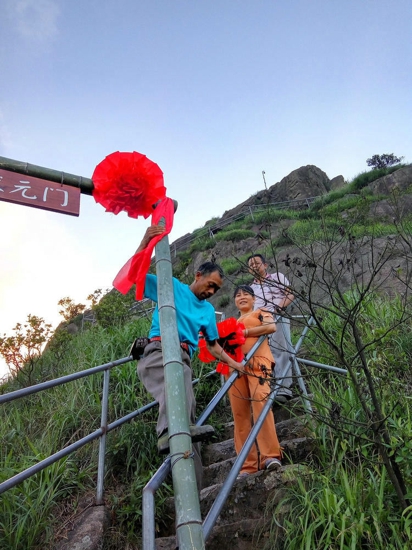 考生家长冒险跪爬500米天梯 挂大红绣球祈福