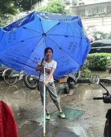 妹纸这个伞真大 女汉纸就是这样的气势