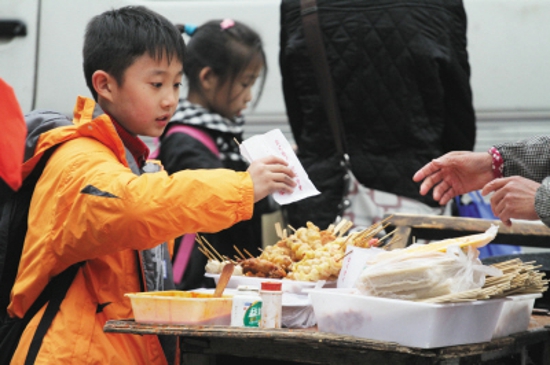 街头盒饭五毛食品勿买 路边摊“四宗罪”都有哪些