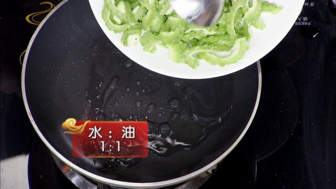 【养生厨房 20161213 播出】菜名：辣椒炒苦瓜；