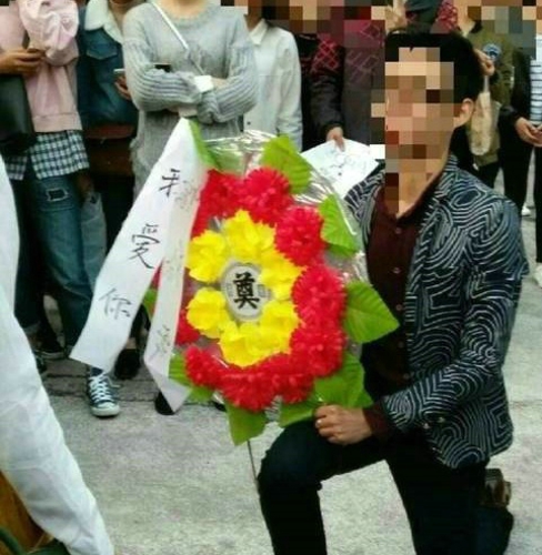 重庆一男子拿花圈求婚现场 女孩果断拒绝