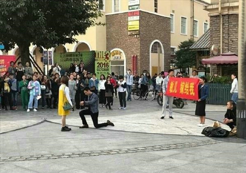 重庆一男子拿花圈求婚现场 女孩果断拒绝