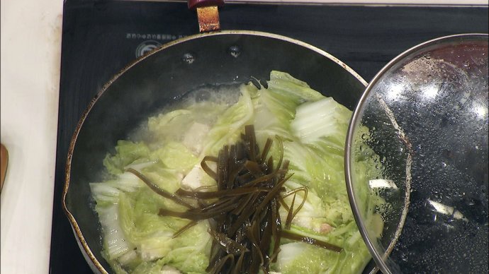 【养生厨房 20171122 播出】菜名：秘制白菜炖豆腐；