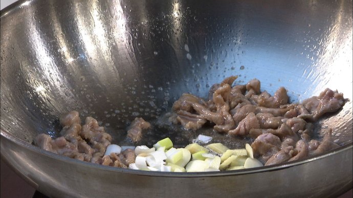 【养生厨房 20150828 播出】 菜名: 鸭肉烧双瓜；