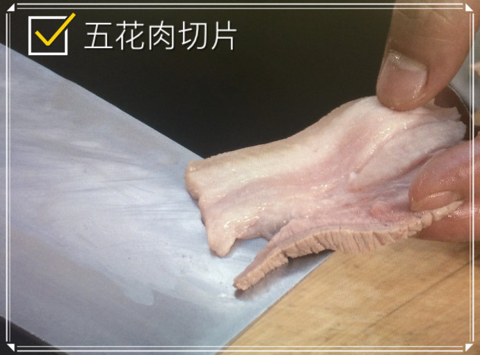 【养生厨房 20151229 播出】 菜名: 玉带红袍煎酥肉；