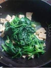 菠菜炖冻豆腐的做法图解3