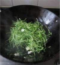 羊肚菌浓汤煨豆苗的做法图解2