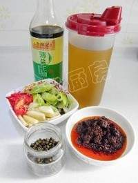 芹菜豆干炒鱿鱼须的做法图解4