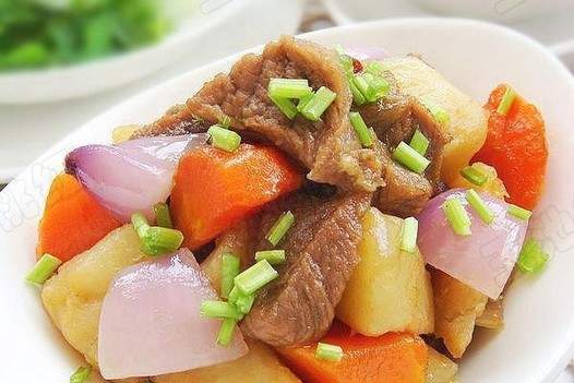 土豆烧牛肉的做法