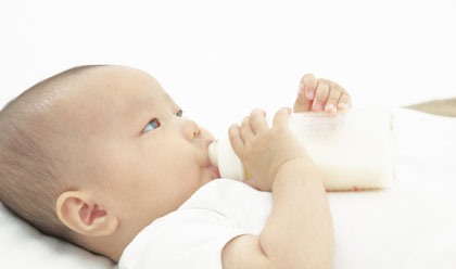 新生婴儿喝奶