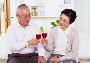 老年人喝葡萄酒可保护心脏