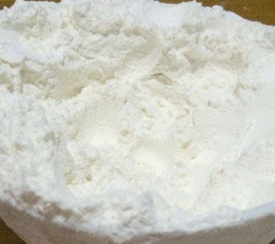 高筋面粉400公克，低筋面粉200公克，干酵母粉12公克