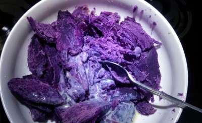 紫薯泥80克，面粉200克，水适量(依紫薯泥的水份量调整)，酵母3克，白糖15克，面粉200克，水约 120克，酵母3克，白糖15克